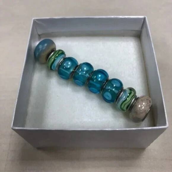 8 Miscellaneous Beads Including Pugster - Picture 13 of 14